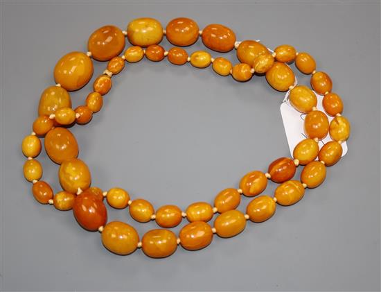 A good single strand graduated oval amber bead necklace, gross weight, 136 grams, 103cm.